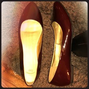 New & unworn - women’s glossy maroon flats Gap sz8